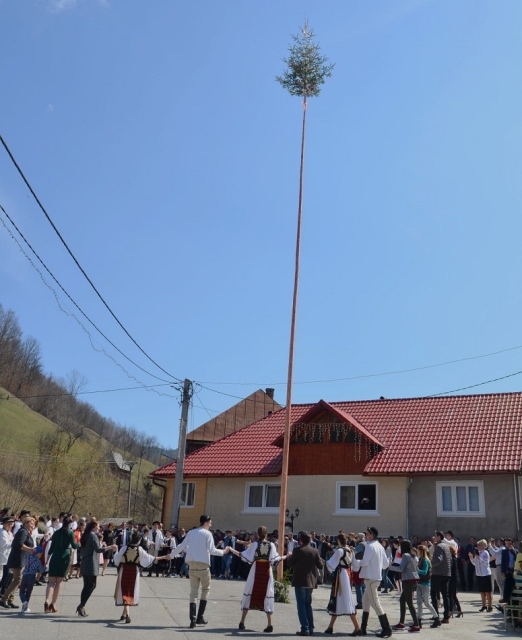 "Hora Mare" in jurul Sulitei la Bucium in satul Poieni, in Targ